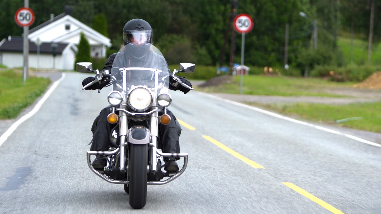 dame på motorsykkel med med norges beste mc-forsikring