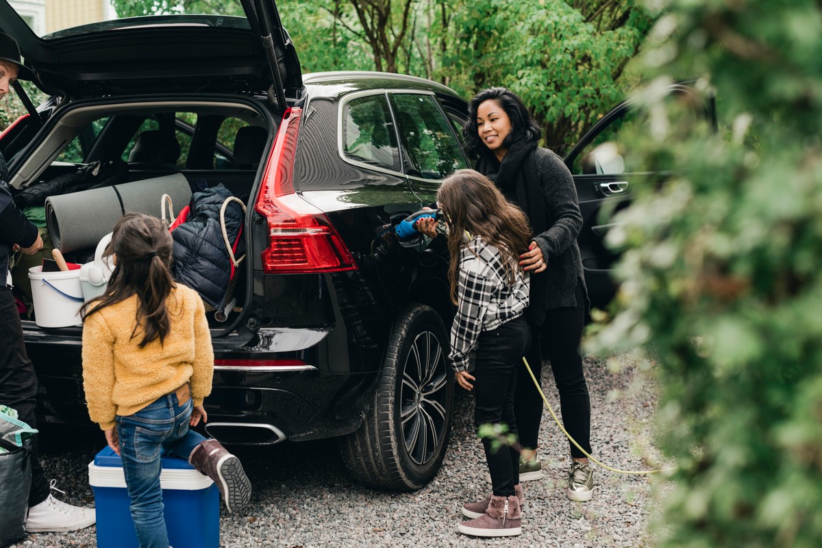 familie som pakker bilen sin for å dra på ferie