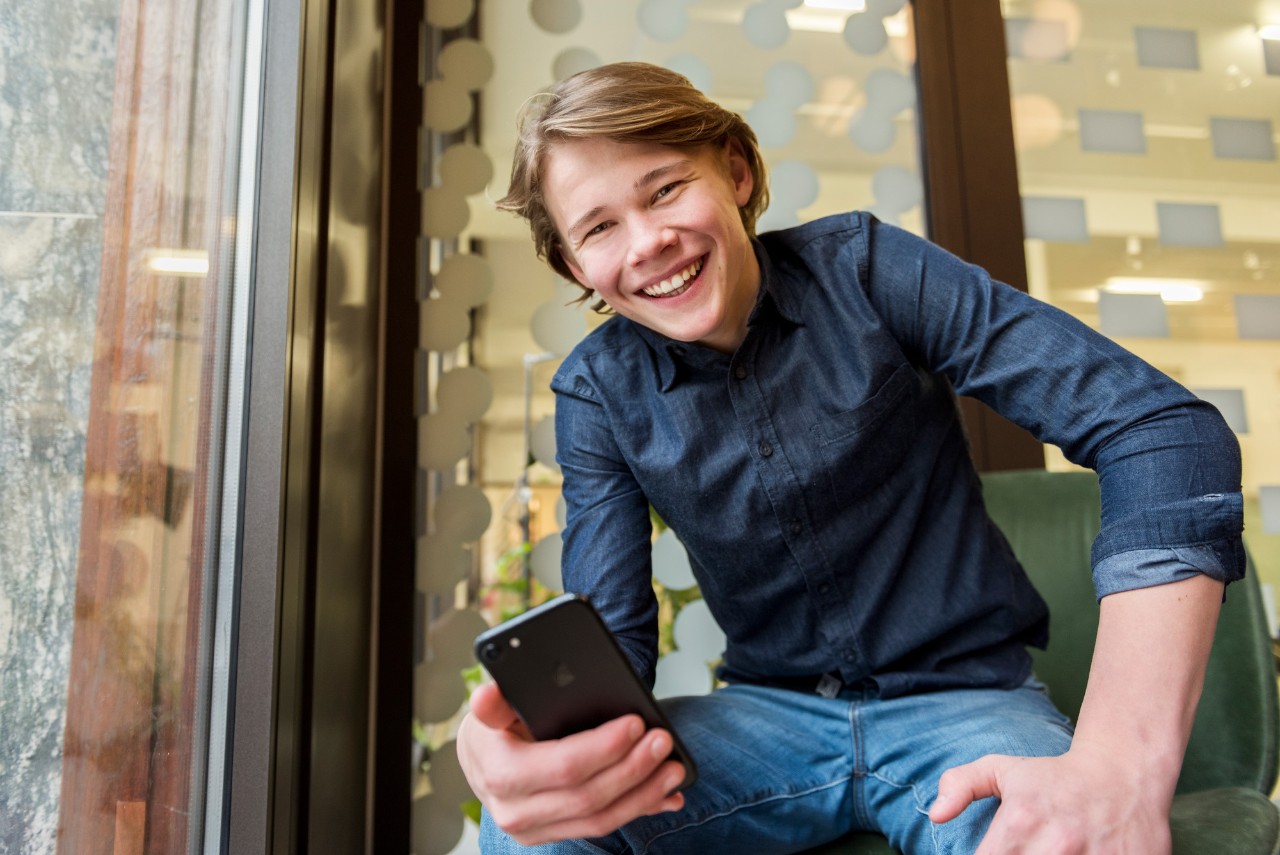 ung gutt med mobil