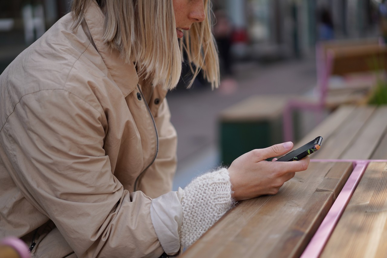 Dame med iPhone vil vite mer om krisepsykologi