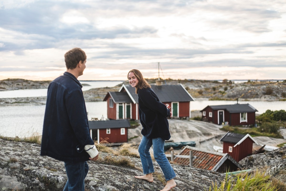 Mann og dame snakker om rentefond mens de går tur i skjærgården