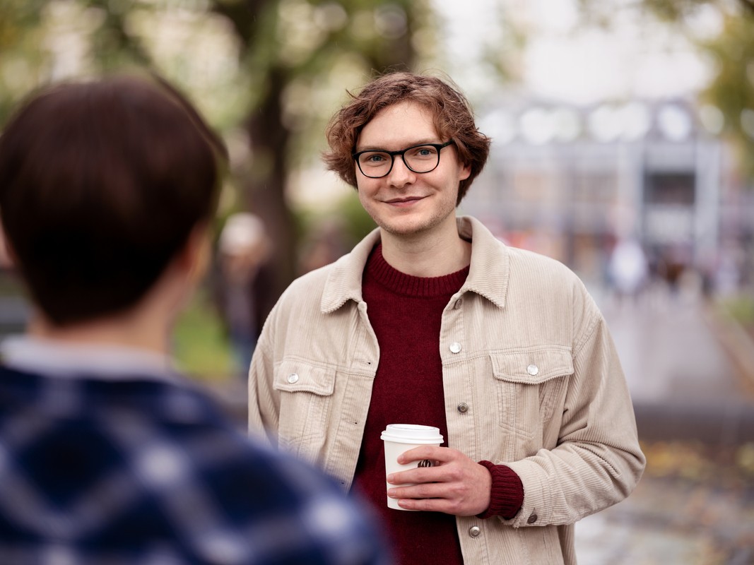 Ung student med kaffe vil spare til bolig i BSU